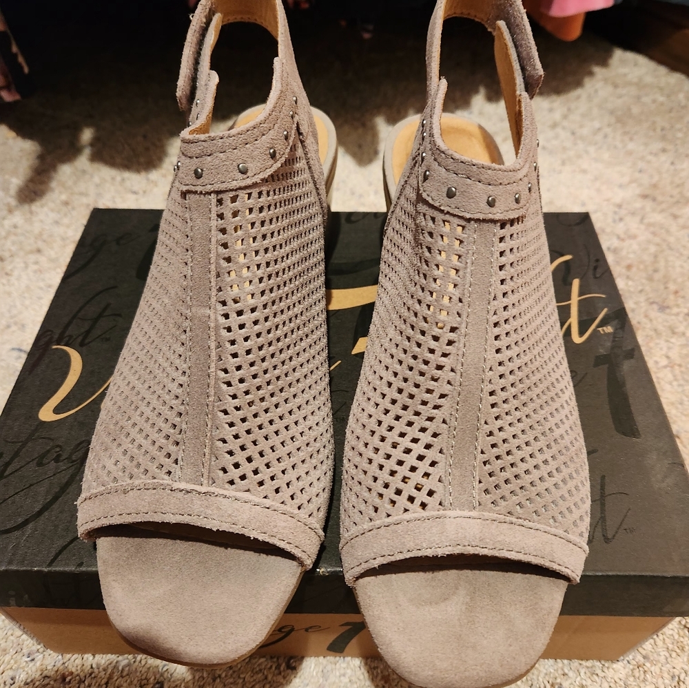Vintage 7 Taupe Sandals - Picture 3 of 6